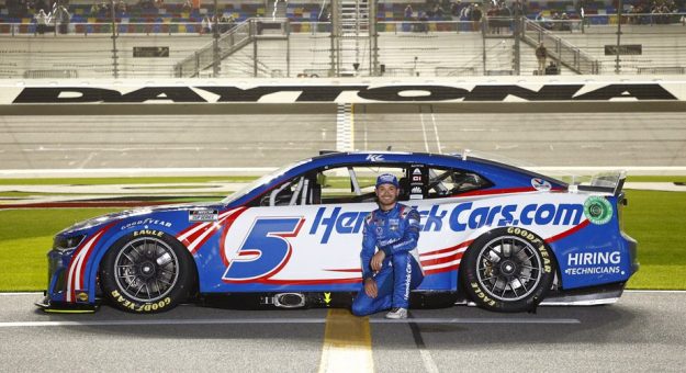 Visit Kyle Larson earns 2022 Daytona 500 pole page