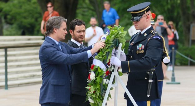 Visit Kyle Larson, Jeff Gordon lay wreath at Tomb of the Unknown Soldier page