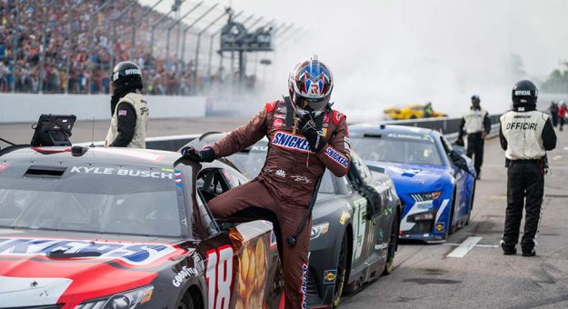 Visit Kyle, Kurt Busch lament hand-signal mixup page