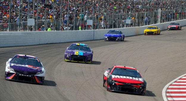 Visit Hamlin, Elliott show displeasure with Chastain page