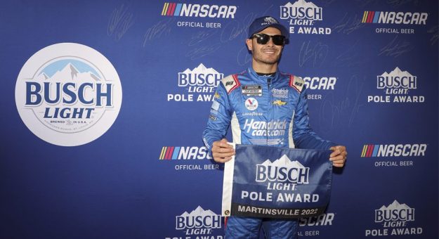 Visit Kyle Larson earns Busch Light Pole at Martinsville page