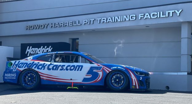 Visit ‘This team is different’: Larson on pit crew page