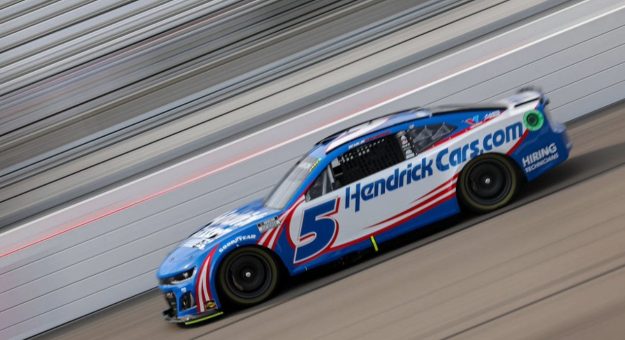 Visit Larson beats Elliott for pole at Richmond page