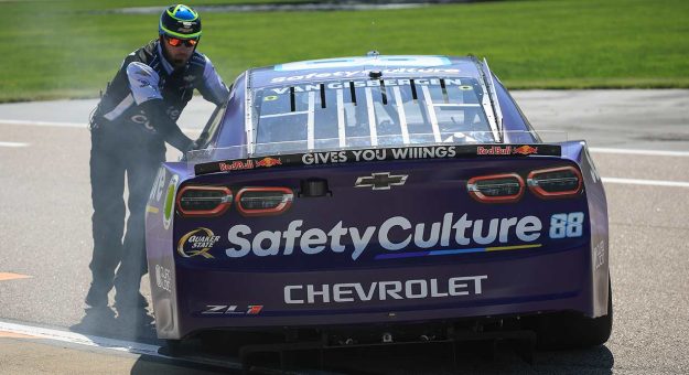 Visit Five Cup teams snagged by tire issues in Kansas practice page