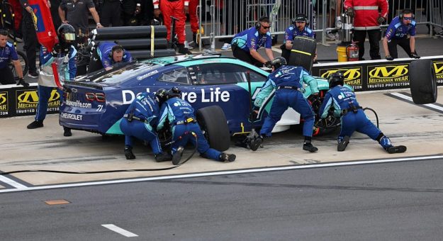Visit No. 71 crew wins Pit Crew Challenge page