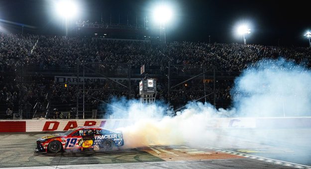 Visit Briscoe sprints ahead as title favorite page