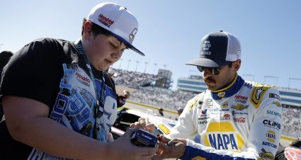 elliott signs autograph