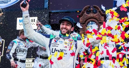 Chase Elliott's No. 9 Chevrolet makes its Turn 1 entry at Martinsville Speedway