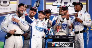 Kyle Larson and Chase Briscoe race at Kansas.