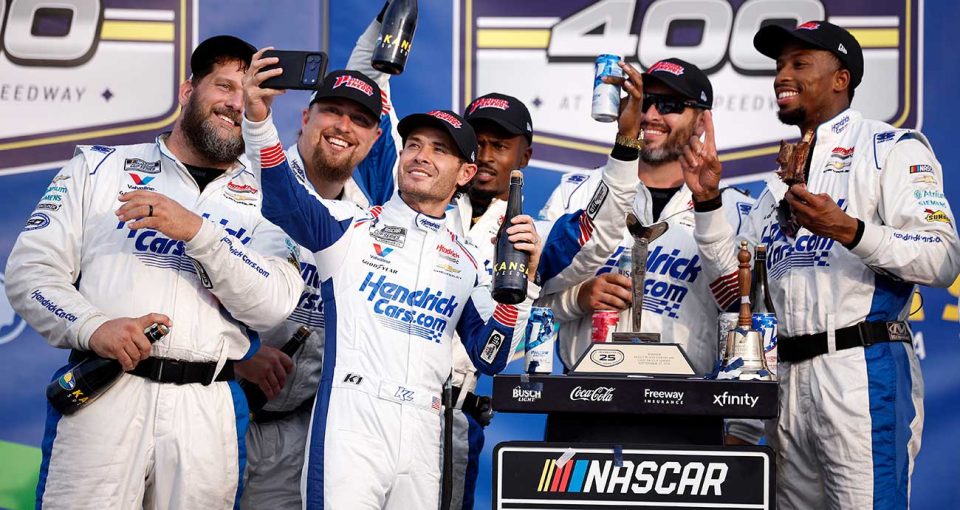 Kansas dominance lifts Larson as Chase momentum swings